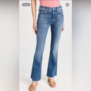 MOTHER the weekender fray Jeans in Classic Blue